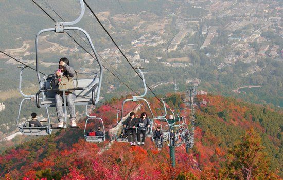 　香山公園“吊籃式”纜車除防護(hù)杠外，無其他防護(hù)措施。（資料圖）