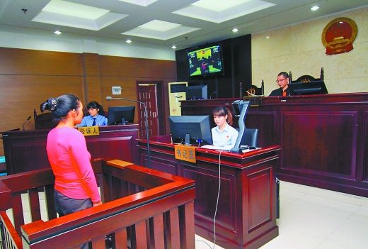    9月29日，萬州區(qū)人民法院，被告王桂娟（化名）在庭審現(xiàn)場。 重慶晨報記者 胡杰 實習生 黃敬坤 攝