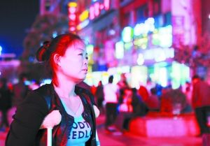 走在燈火闌珊的蘭州街頭，史女士迷茫無助。
