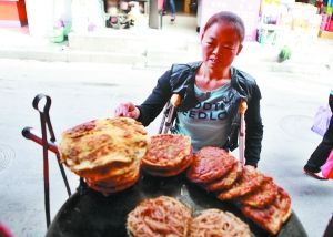 手頭拮據(jù)，每天只能吃一頓飯。