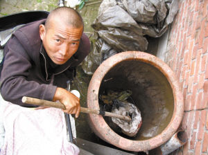 鄭艷良講述鋸?fù)冉?jīng)過。本報(bào)記者 汪洋 攝