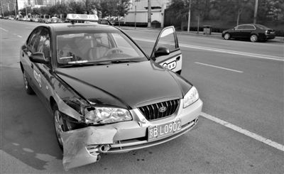 昨日，朝陽區(qū)林萃路，因連撞“克隆”車，的哥劉師傅的車輛受損送修。新京報記者 黃月 攝