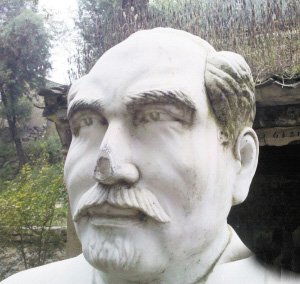 小廟前成了“塌塌鼻”的白求恩雕像。