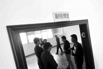  副經(jīng)理室裝修得相當(dāng)豪華，稱得上“土豪”級(jí)別