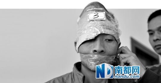 為了防止犯罪嫌疑人串供，民警用膠帶將犯罪嫌疑人的嘴封住。