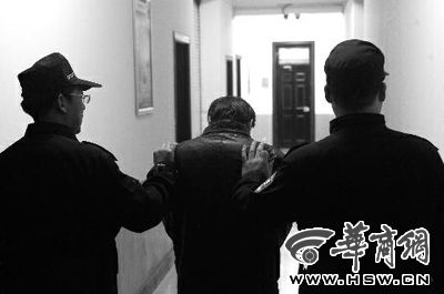 　昨日，西安市長延堡派出所，砍傷醫(yī)生的插隊(duì)患者已被警方控制 本報(bào)記者 張喆 攝