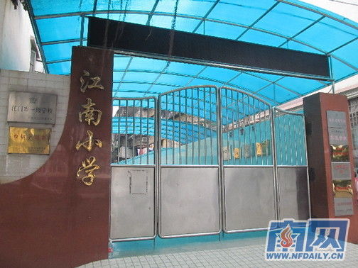 涉事學(xué)校請了心理專家對師生進(jìn)行輔導(dǎo)，保持學(xué)校正常教學(xué)秩序