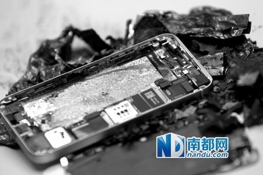 于先生的新iPhone5S手機直接“爆”廢。 南都記者劉有志攝