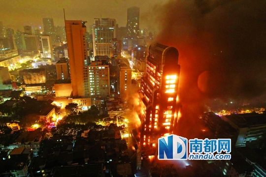 昨晚近7時，廣州越秀區(qū)起義路217號建業(yè)大廈發(fā)生火災(zāi)。火勢猛烈，將整棟大樓都燒了個通透。