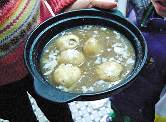 由于放置時(shí)間過久，鍋里的湯圓已經(jīng)非常大，湯圓皮上浮現(xiàn)很多白色物質(zhì)。