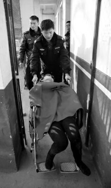 昨日，派出所民警帶女駕駛員賈某去醫(yī)院做檢查 記者 陳團(tuán)結(jié) 攝