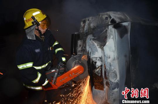 圖為消防人員破拆轎車，尋找4萬元現(xiàn)金。嚴(yán)光濤 攝