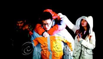 　途中女隊(duì)友小妮突發(fā)高燒，男隊(duì)員輪流背了她三個(gè)小時(shí)，直到網(wǎng)友開車來接