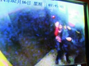 男子尾隨侯某進入電梯。