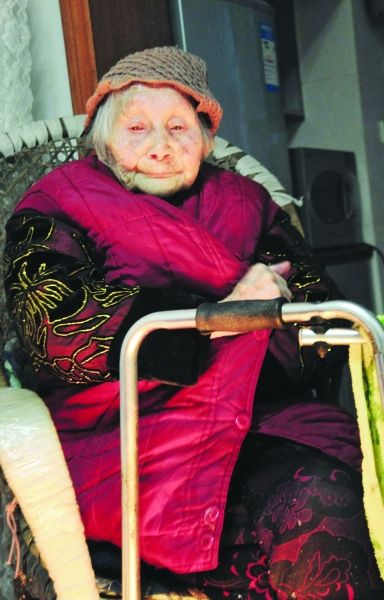 正在取暖的熊婆婆。見習(xí)記者 楊榮峰 攝