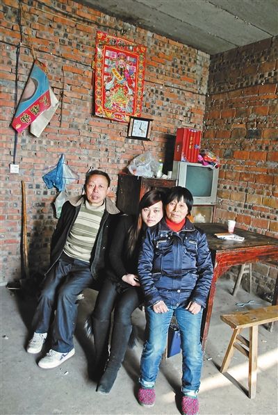 超生女謝先梅(中)、養(yǎng)父謝運(yùn)才（左）、謝運(yùn)才的嫂子唐富秀