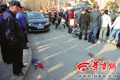 車(chē)禍現(xiàn)場(chǎng)的血跡被人用土覆蓋，旁邊則放著紅領(lǐng)巾、一雙童鞋和一頂帽子 本報(bào)記者 趙彬 攝