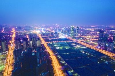阮忠在青奧中心塔吊上拍攝的南京夜景。本版圖片由阮忠提供