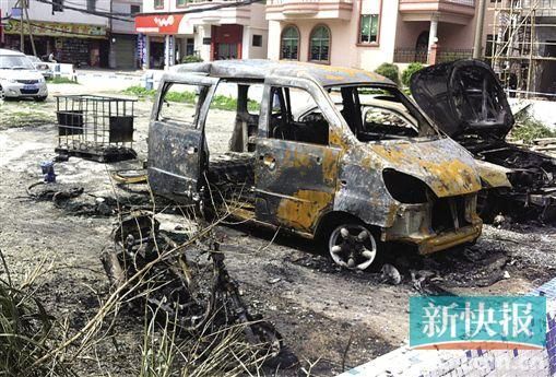涉事面包車燒剩鐵殼。