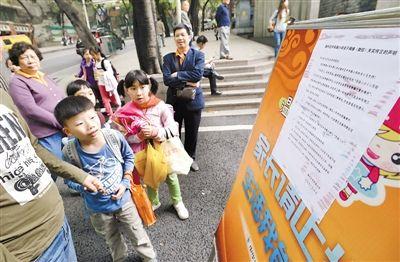 昨日，中華路小學貼出告示，提醒家長不要相信傳言。