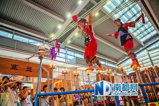 2號(hào)展館，苗族姑娘表演踩燈泡絕技《電光玫瑰》，赤腳踩上40瓦的燈泡并做出高難度動(dòng)作。 南都記者 霍健斌 攝