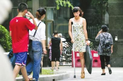 7月11日，阿依穿著高跟鞋在小區(qū)拿快遞。