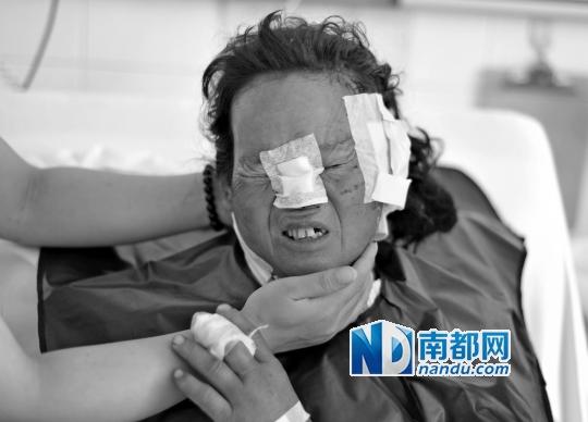 受狼群襲擊受傷較重的村民在接受救治。C FP圖片
