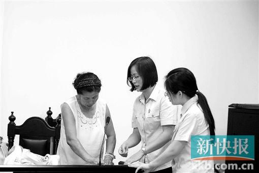 白春榮簽領(lǐng)國家賠償款。通訊員供圖