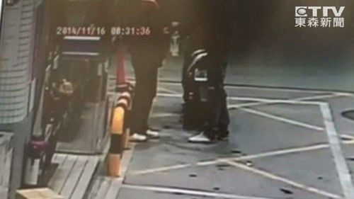監(jiān)視器拍下男子騎車到加油站買由。圖自東森新聞