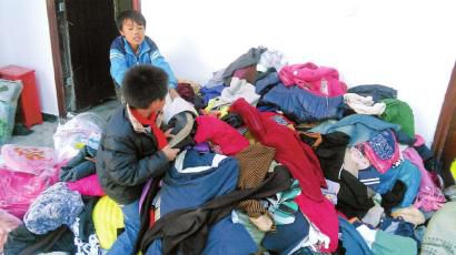 學(xué)生在幫忙整理收到的捐贈衣服。得石中心校供圖