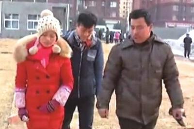 “失蹤”后又回家的越南新娘小吳(左)和家人到警方報(bào)案。視頻截圖