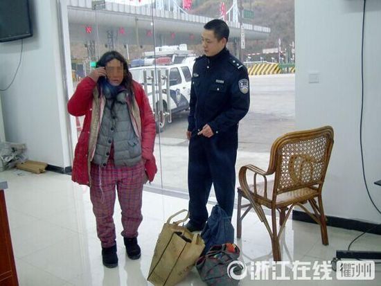 1月30日，衢州高速交警發(fā)現(xiàn)了徒步走在高速楓嶺關(guān)卡口的汪女士