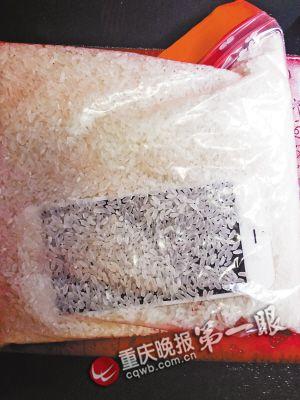落水后，把手機(jī)放進(jìn)大米里吸水