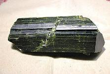 近日，商南縣奇石愛好者潘某在青山鎮(zhèn)鐵礦開采區(qū)發(fā)現(xiàn)一塊疑似綠簾石，有待相關(guān)專家和權(quán)威機構(gòu)認定。