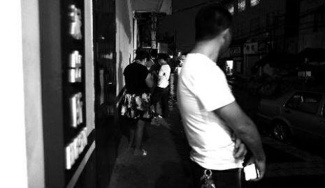通過聊天軟件陌陌，男子小黃認識了女孩小李，兩三天后，兩人就住到了一起。但好景不長，兩人在一起僅過了十幾天，戀愛關(guān)系即破裂，小黃稱曾給小李花了一萬余元。日前，小黃以詐騙為由將小李帶到派出所。