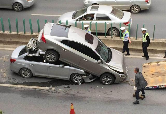 交警正在將兩車分開。