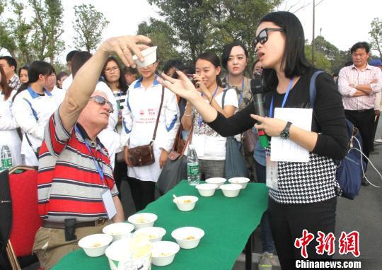 圖為外國(guó)友人品嘗揚(yáng)州炒飯。　崔佳明　攝