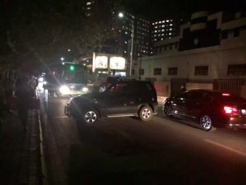 10月22日被推到路面的車攔住了公交車。（圖據(jù)網(wǎng)絡(luò)）