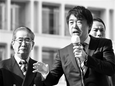 29日，日本著名極右翼分子石原慎太郎（左）和新生代右翼政客橋下徹在東京街頭演講拉票。