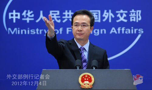 外交部發(fā)言人洪磊主持例行記者會。