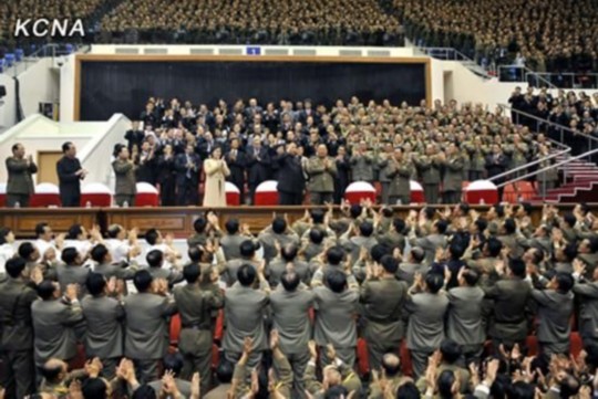 朝中社報道，朝鮮最高領(lǐng)導人金正恩10月29日攜夫人李雪主出席并觀看了紀念金日成軍事綜合大學建校60周年牡丹峰樂團演出。圖片來源：朝中社