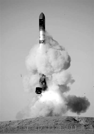 　2007年6月15日，俄羅斯在哈薩克斯坦的軍事場地試射一枚“RS-20”導(dǎo)彈。尚未有媒體公布新型固
