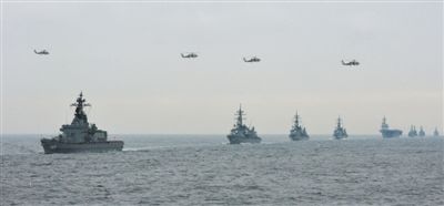 2012年10月14日，日本海上自衛(wèi)隊舉行閱艦式。2013年，日本自衛(wèi)隊時隔11年首增防衛(wèi)預(yù)算。資料圖片