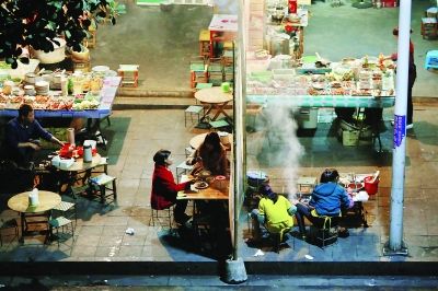 那邦鎮(zhèn)以往熱鬧的夜市，因?yàn)橹芯掃吘车膽?zhàn)亂，而變得冷冷清清 特派記者 賈代騰飛 攝