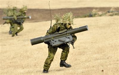 “作戰(zhàn)” 1月13日，日本自衛(wèi)隊一隊員在新年軍演中手持武器，發(fā)動進(jìn)攻。媒體尚未公布1月22日的美日聯(lián)合軍演圖片。