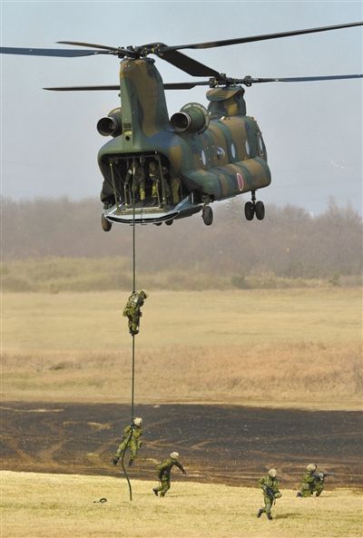 “登島” 1月13日，位于東京的習(xí)志野市，日本自衛(wèi)隊隊員在新年軍演中演練直升機登島行動。