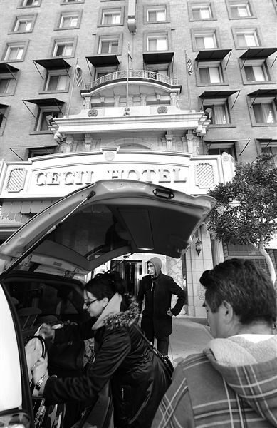 20日，美國洛杉磯，塞西爾酒店房客薩拜娜乘出租車離開酒店。由于擔(dān)心水質(zhì)受到污染，目前已有27戶房客離開塞西爾酒店。