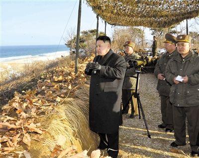 25日，朝鮮最高領(lǐng)導(dǎo)人金正恩指導(dǎo)朝鮮軍隊(duì)進(jìn)行登陸及反登陸訓(xùn)練。