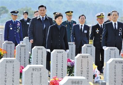 26日，韓國總統(tǒng)樸槿惠參加“天安”艦事件3周年紀(jì)念活動，悼念在事件中身亡的韓國士兵。