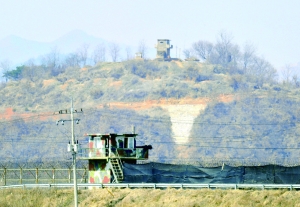 這是3月27日在韓國(guó)西北部靠近南北軍事分界線的坡州市一帶拍攝的韓國(guó)（下）和朝鮮哨所。